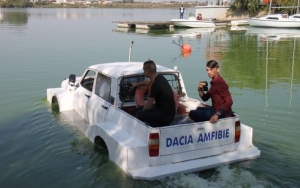 De prin tara adunate: un grup de studenti au creat Dacia Amfibie