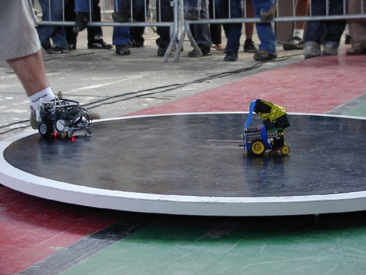 BattleLab Robotica va organiza un concurs international de sumo robotic