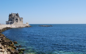 Avionul a devenit preferatul mijloc de transport al romanilor spre mare