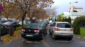 Soferii risca amenzi usturatoare daca parcheaza pe trotuar
