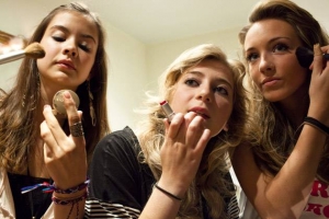 Cum se pregatesc fetele sa iasa in oras :)